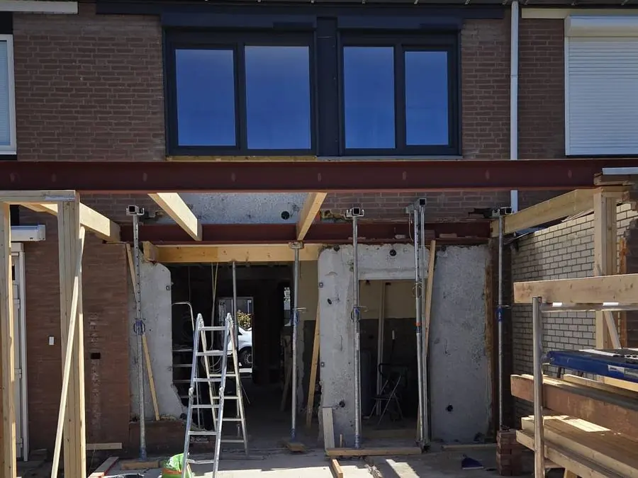 Aanbouw in uitvoering met houten spanten en stalen ligger