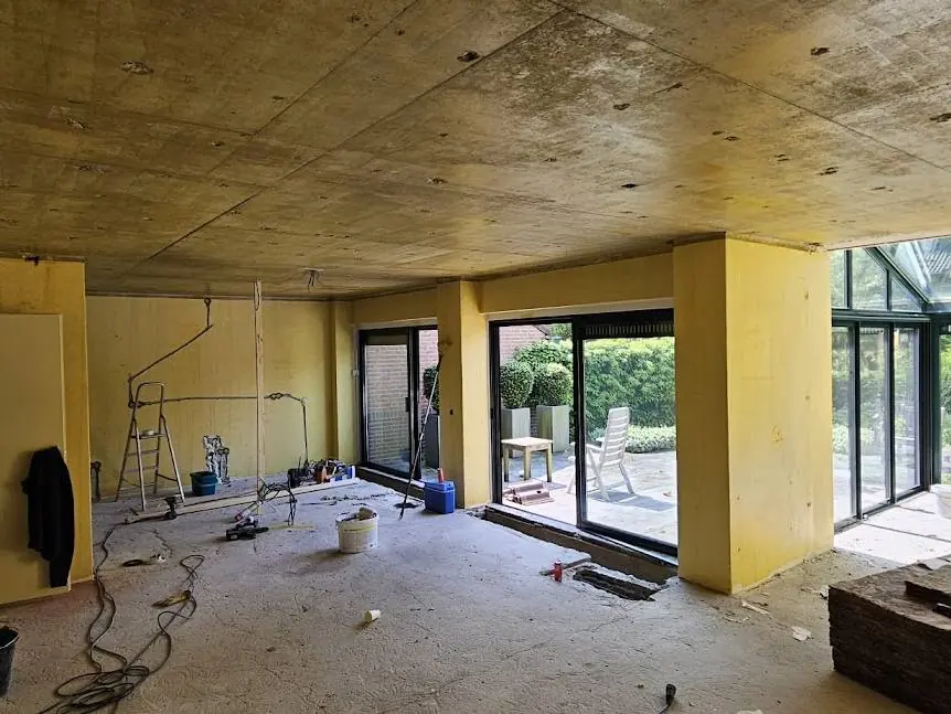 Nieuwbouwwoning in de afbouwfase met grote raampartij
