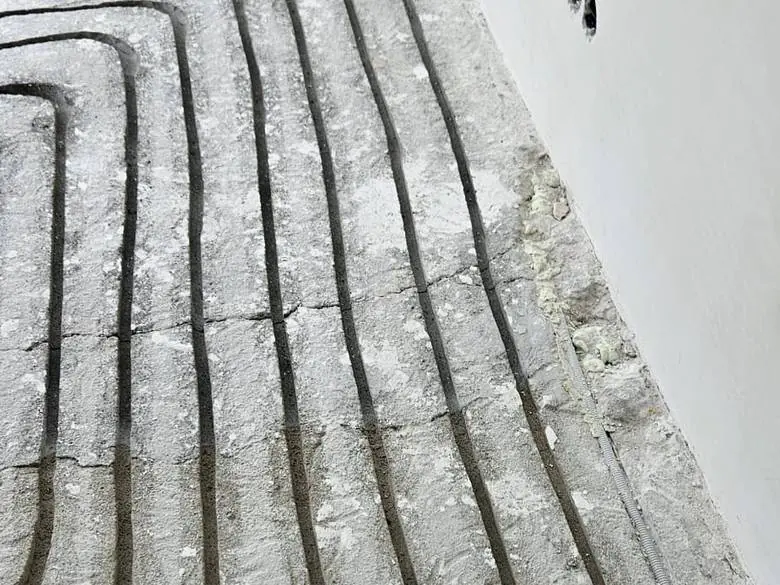 Vloerverwarming aangelegd voor het storten van de dekvloer